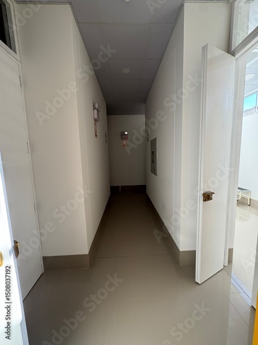 Interior de una edificacion de color blanco y mostasa 