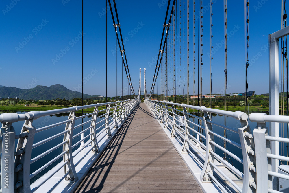 Obraz premium suspension bridge on the lake