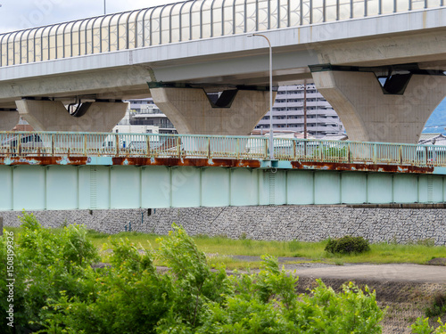 錆びて劣化した橋