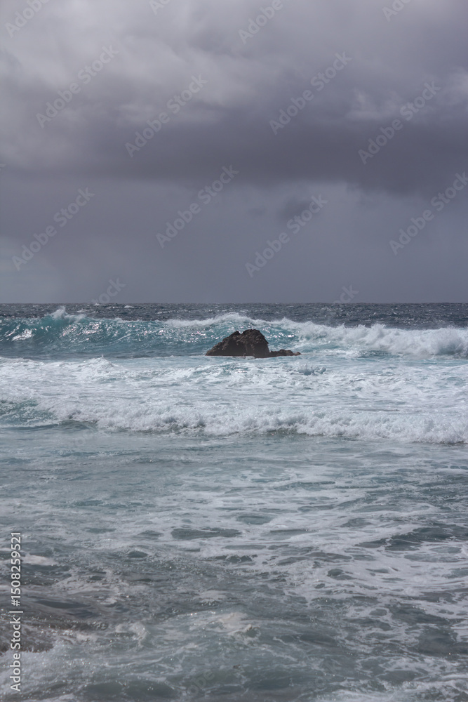 Fototapeta premium naturaleza, roca, con textura, paisaje, arena, mar, playa, abstracta, al aire libre, cielo, viajando, volcánica, volcanes, verano