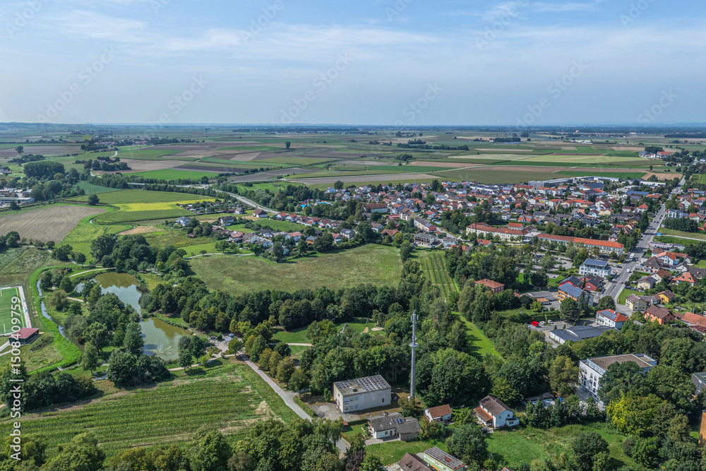 Naklejka premium Blick zur niederbayerischen Gäuboden-Landschaft bei Osterhofen an der Donau