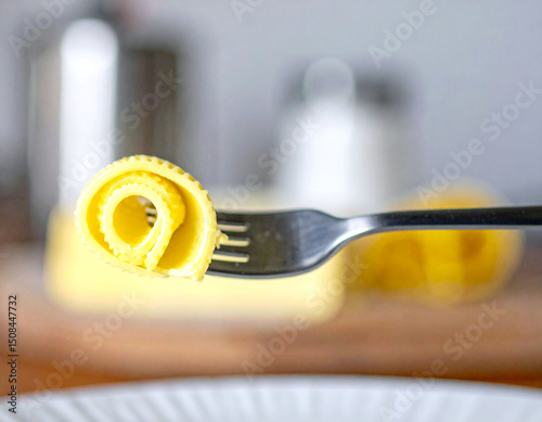 morceau de beurre sur une fourchette dans la cuisine