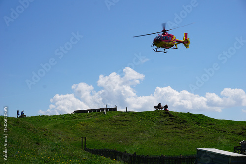 Bergrettung mit Helikopter im Sommer in den Alpen, Bergen photo