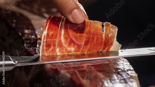 Jamón ibérico tradicional de España cortado a cuchillo