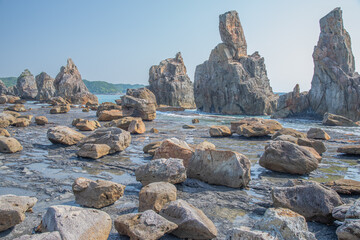 Papier peint photo  日本の和歌山にある橋杭岩  © 聖登志 吉本
