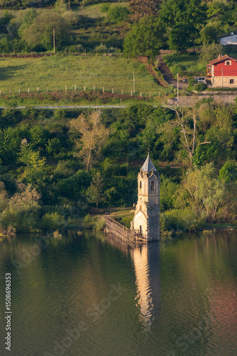 Vista de la iglesia de Villanueva de las Rozas. Tomada desde la península de la Lastra en mayo de 2025.