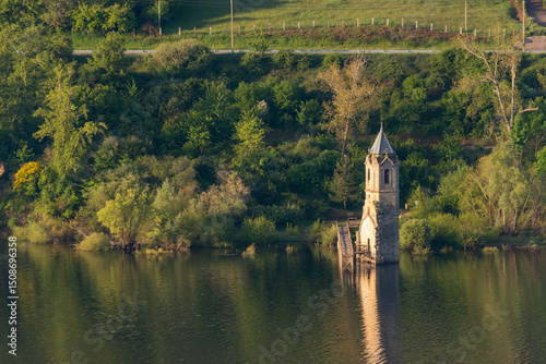 Vista de la iglesia de Villanueva de las Rozas. Tomada desde la península de la Lastra en mayo de 2025.