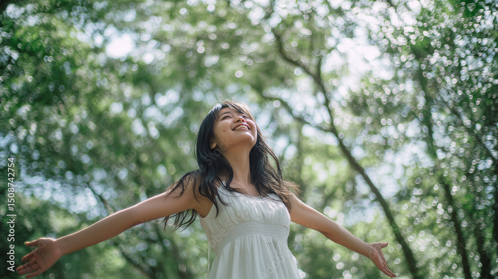 Naklejka premium 森林浴で深呼吸する女性