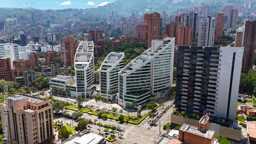 Foto aérea por el Poblado, en la Ciudad de Medellín, Colombia, cerca a la MIlla de Oro., en la que se observa a San Fernando Plaza
