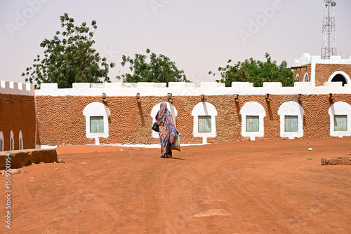 Scène de vie dans les rues de la vieille ville de Chinguetti
