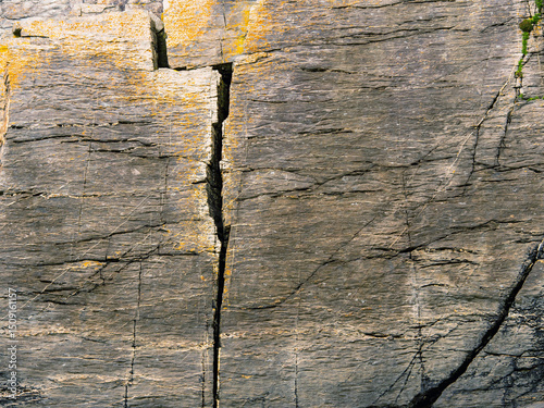 Slika na platnu A large rock with a crack in it