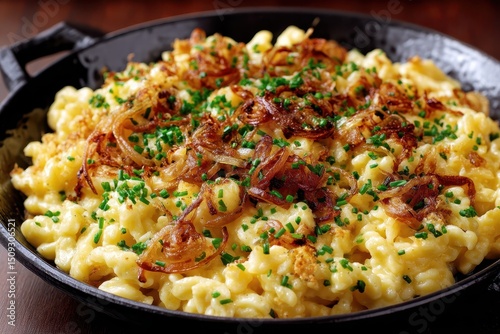 Käsespätzle mit Röstzwiebeln deutsches Gericht Allgäuer Spätzle Hausmannskost Käse Spezialität deftiges Essen Pfannengericht traditionelle Küche Alpenrezept Comfort Food Foodfotografie käsig herzhaft