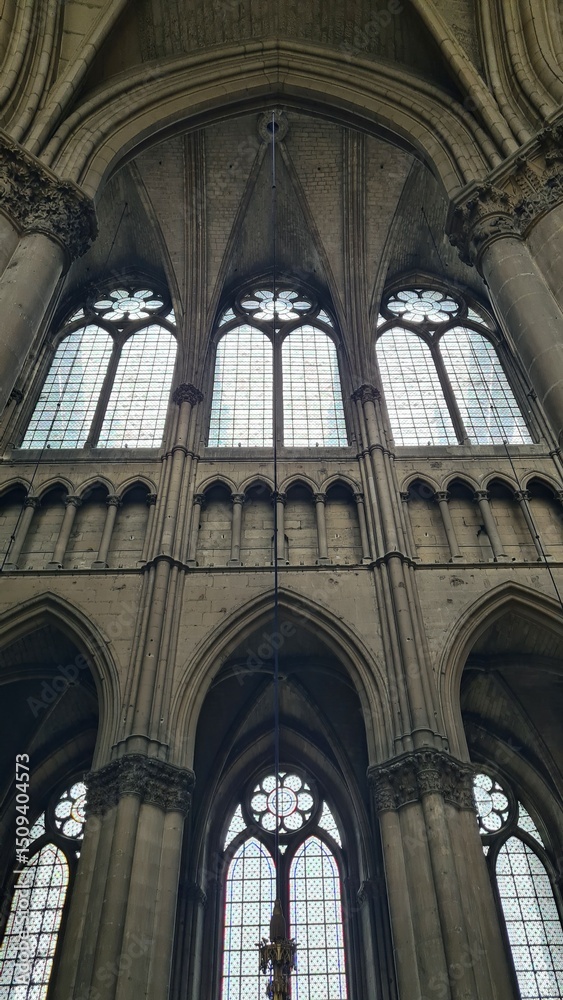 La nef et les vitraux de la cathédrale de Reims La nef et les vitraux de la cathédrale de Reims