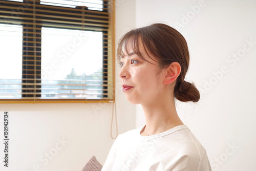 Free Download 室内でリラックスする女性 - GFXLoad