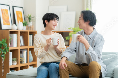 Fotografie リビングでくつろぐ若い夫婦