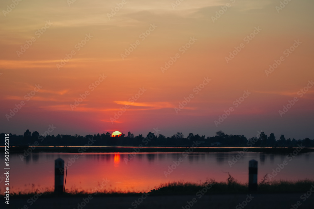Obraz premium Sunset at Kaeng Loeng Chan Reservoir, Mahasarakham