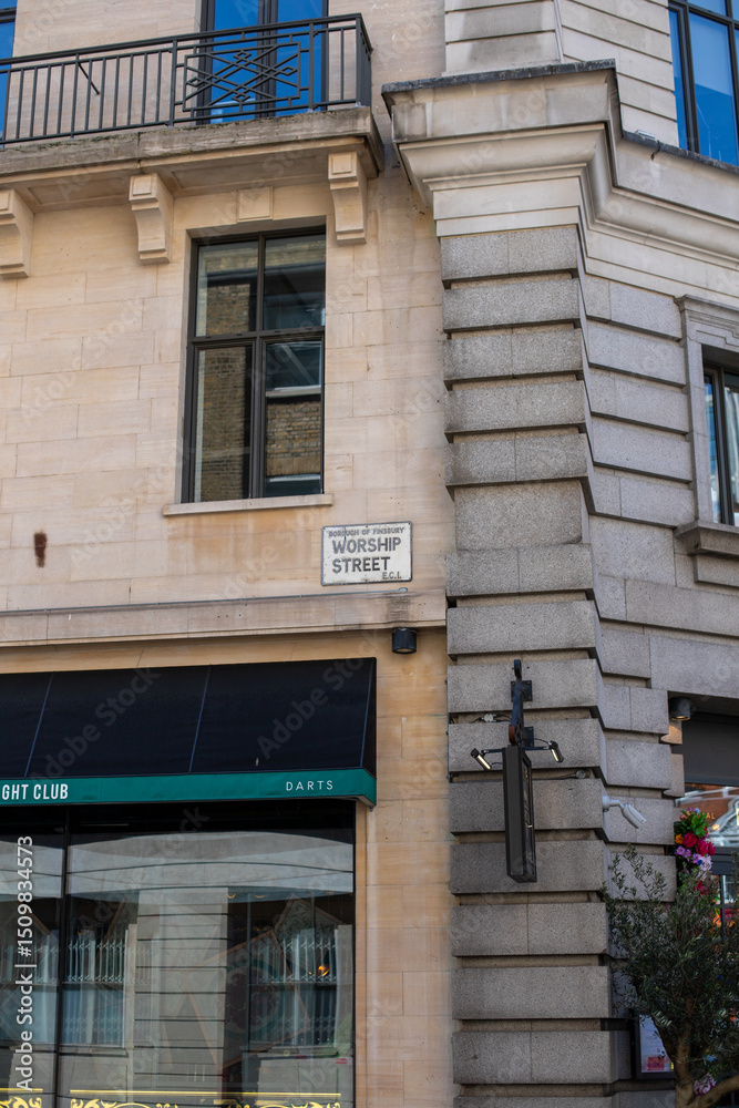 Obraz premium Worship Street Sign on Building in London