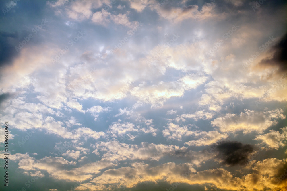 Obraz premium colorful dramatic sky with cloud at sunset