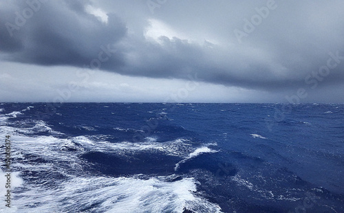 暗い雲と波立つ海の荒天風景