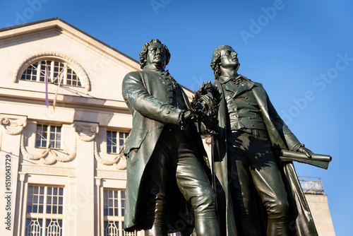 Goethe-Schiller-Denkmal in Weimar an einem sonnigen Tag