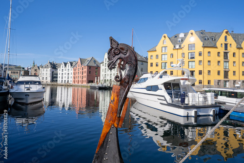 Foto Viking figurehead of a ship prow ornament docked in the Brosundet canal, with co