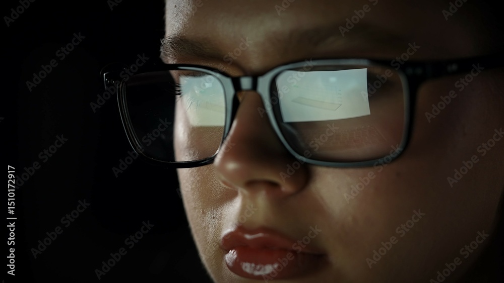 Obraz premium Analyzing Data Reflections in Glasses for Insightful Visualization