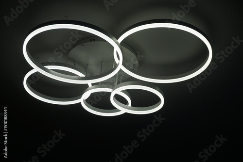 Weiße leuchtende kreisförmige Deckenlampe  photo