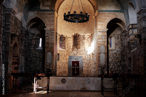 Foto Beautiful stone church interior featuring an illuminated altar with ornate details and warm light