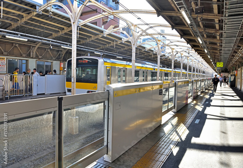 午後の日差しが眩しいJR総武線浅草橋プラットホーム