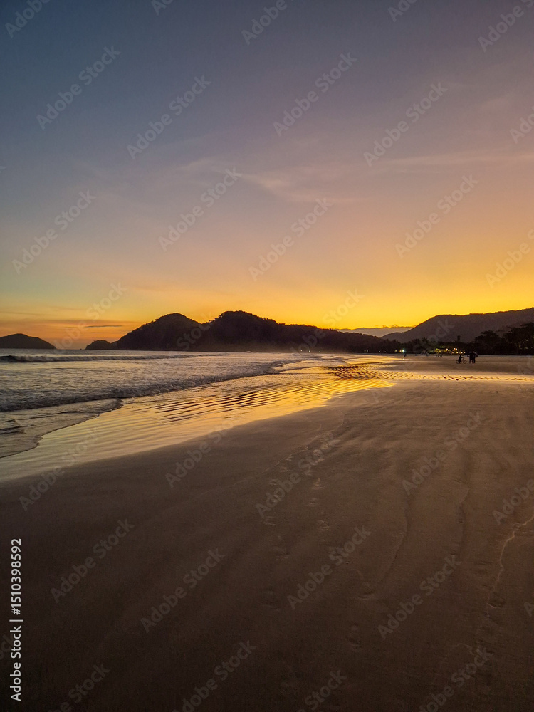 Fototapeta premium Pink sunset on beautiful beach