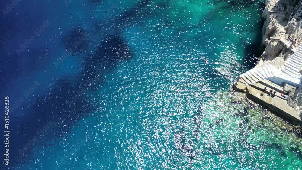 Niebieskie jaskinie - Zakintos - Grecja - niesamowite jaskinie w których woda ma piękny niebieski kolor nagrane dronem