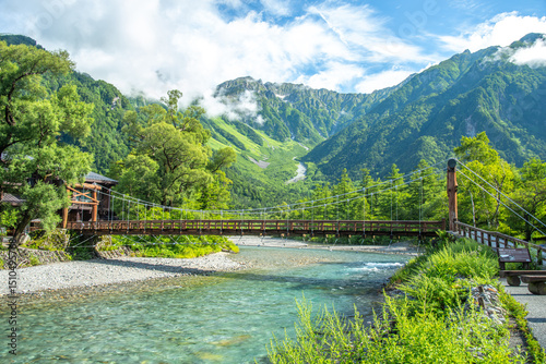 日本の長野県にある上高地の梓川と河童橋