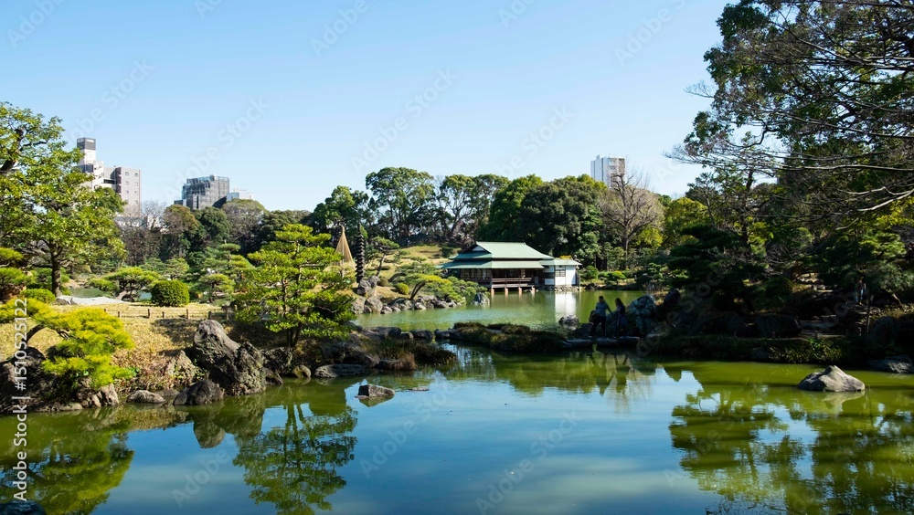 Obraz premium 日本、東京、清澄庭園、江東区、都立庭園、池、築山、名石、回遊式林泉庭園、東京都指定名勝、涼亭