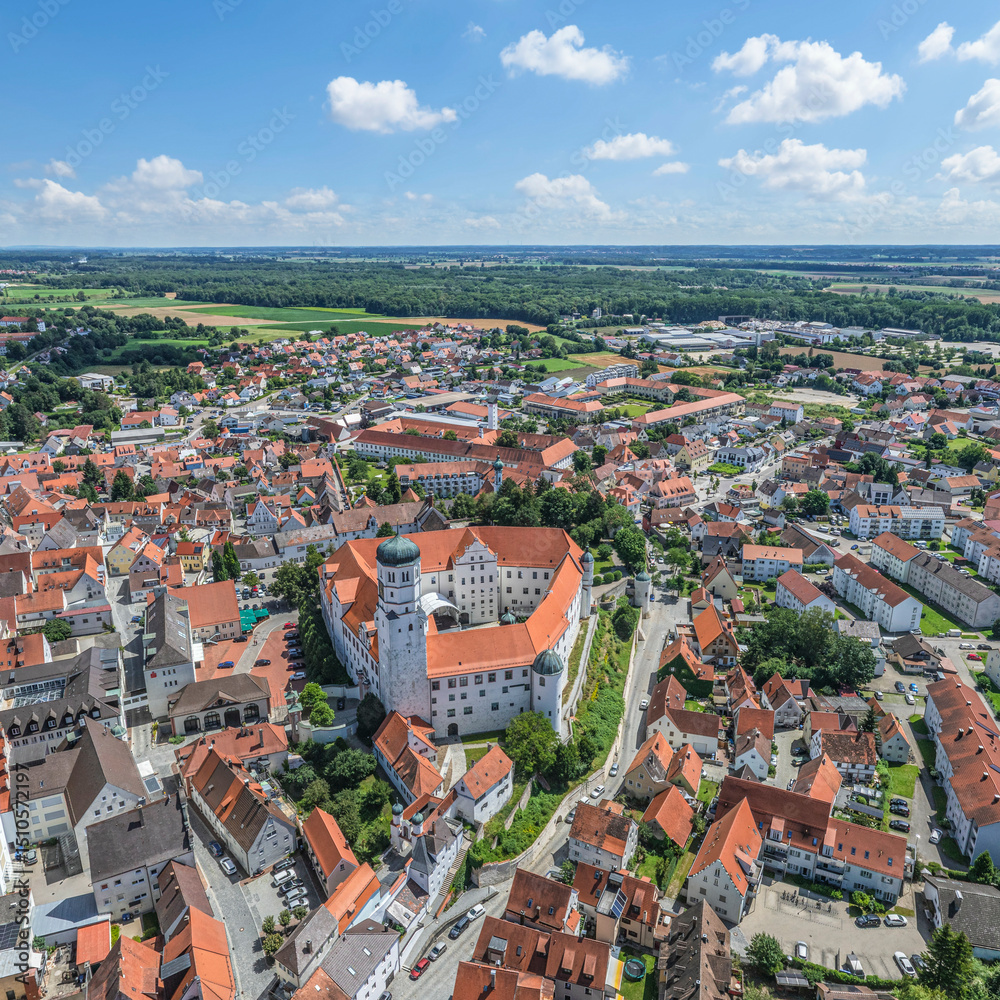 Obraz premium Die sehenswerte Dillingen im schwäbischen Donautal an einem sonnigen Sommertag von oben