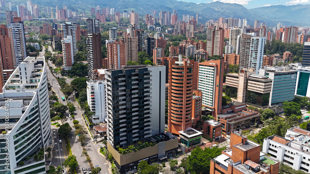 Naklejka premium Foto aérea por el Poblado, en la Ciudad de Medellín, Colombia, cerca a la MIlla de Oro., en la que se observa parte de El Poblado