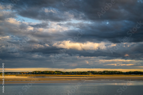 Ciel chargé au soleil couchant sur le port du Crotoy