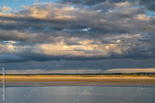Ciel chargé au soleil couchant sur le port du Crotoy