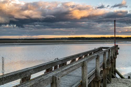 Ciel chargé au soleil couchant sur le port du Crotoy