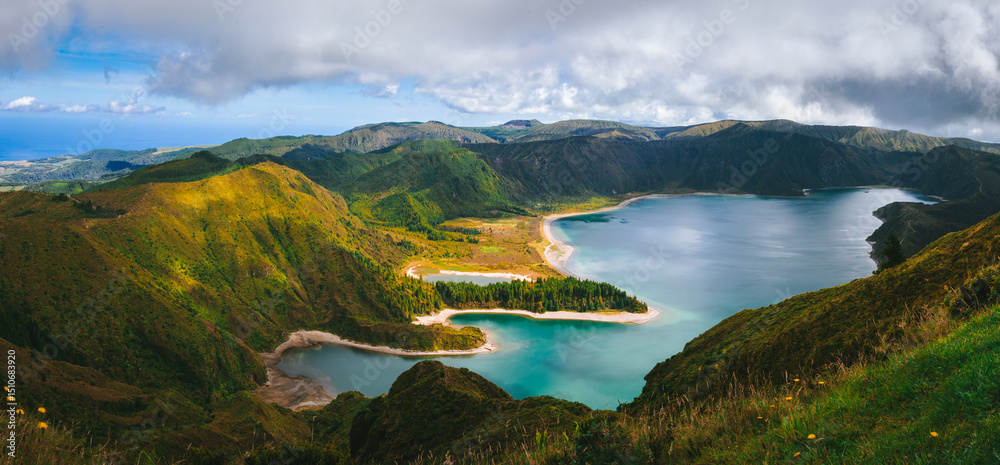 Obraz premium Panoramic shot of Lagoa do Fogo, Azores