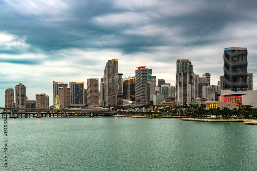 Obraz premium Downtown skyline of the city of Miami illuminated at dusk.