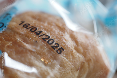 Foto Bread packaging shows expiration date clearly printed