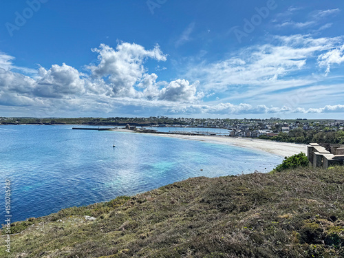 La presqu'île de Crozon est située dans le Finistère en face de Brest. Elle est englobée en totalité dans le parc naturel régional d'Armorique et les espaces maritimes qui l'entourent 