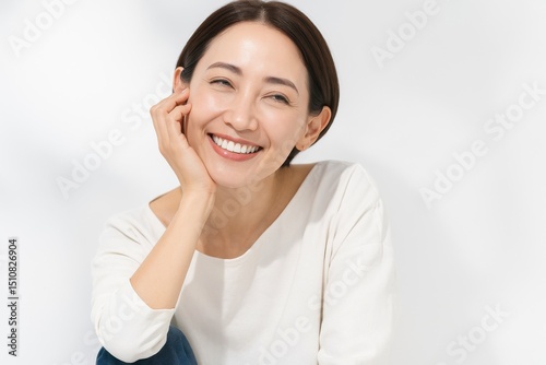 白い背景に笑顔の美しい日本人女性のポートレート photo