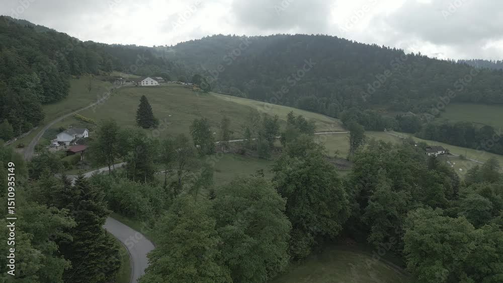 drone - Descende verticale au-dessus d'une route des Vosges dans les montagnes