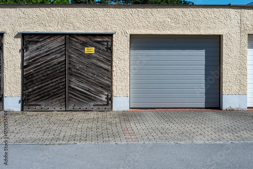 Altes und modernes Garagentor photo