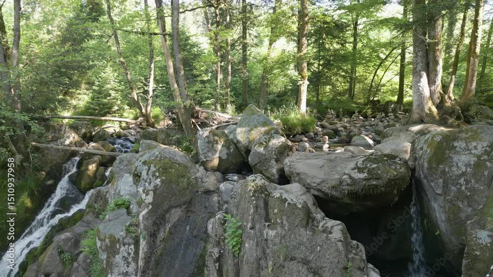 Panoramique d'un site de cascade et d'empilement de cailloux en pleine forêt dans les Vosges