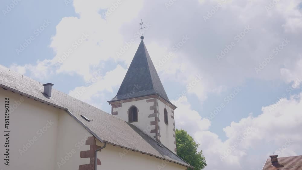 Vue du clocher et de l'église du Haut du tôt dans les Vosges