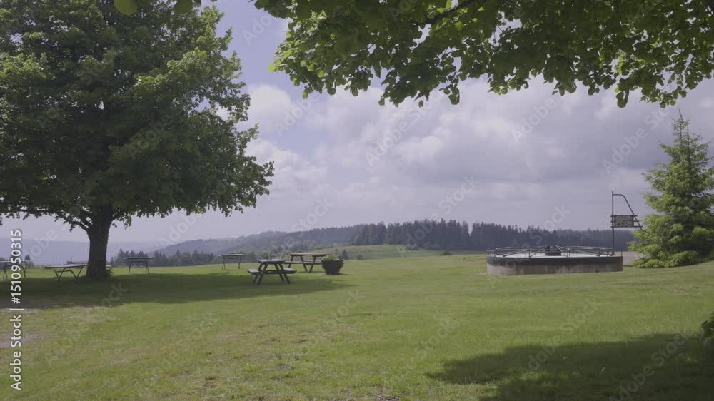 Bancs et tables en altitude avec magnifique point de vue sur les montagnes et les forêts des Vosges
