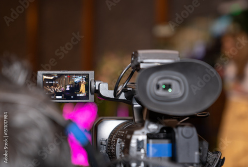 cámara de video grabando evento con fondo desenfocado