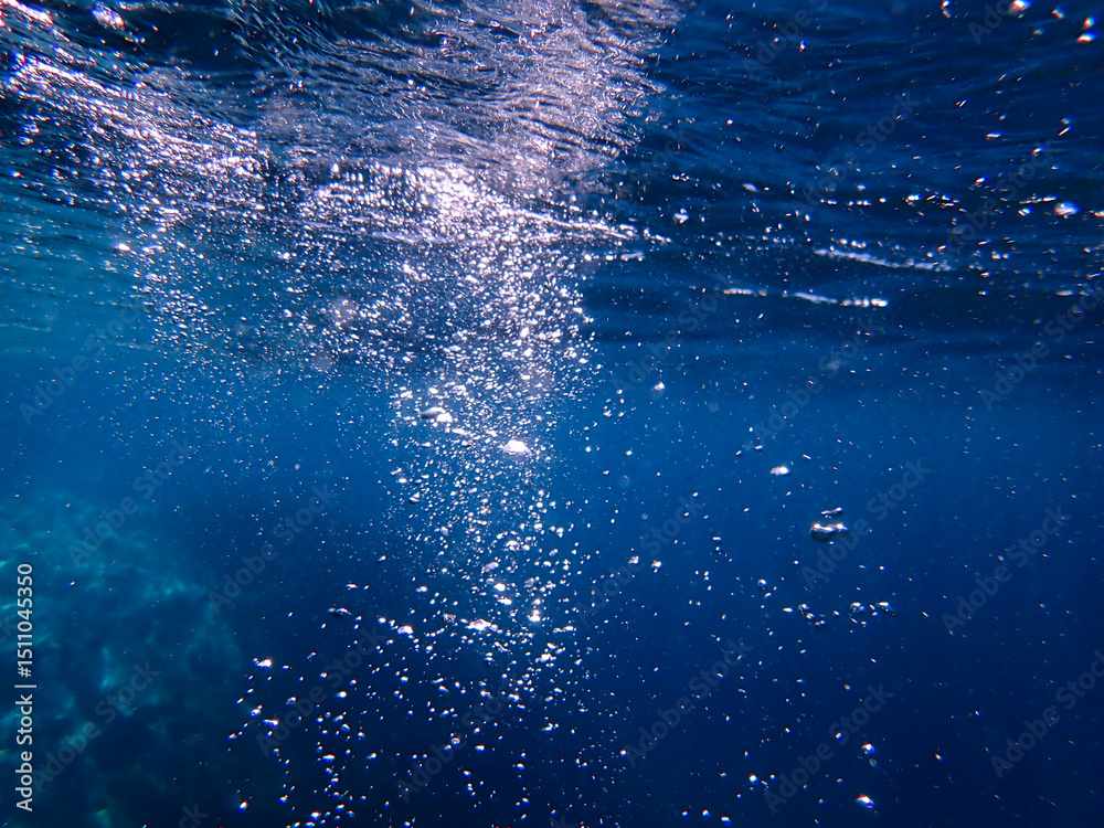Obraz premium Bubbles underwater rising to water surface, natural scene bubble under water, Mediterranean sea